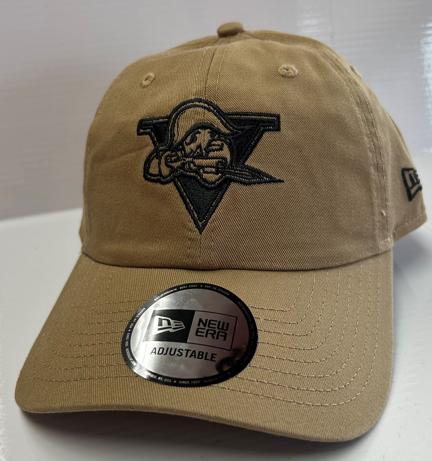 CASQUETTE BRUNE ET LOGO NOIR