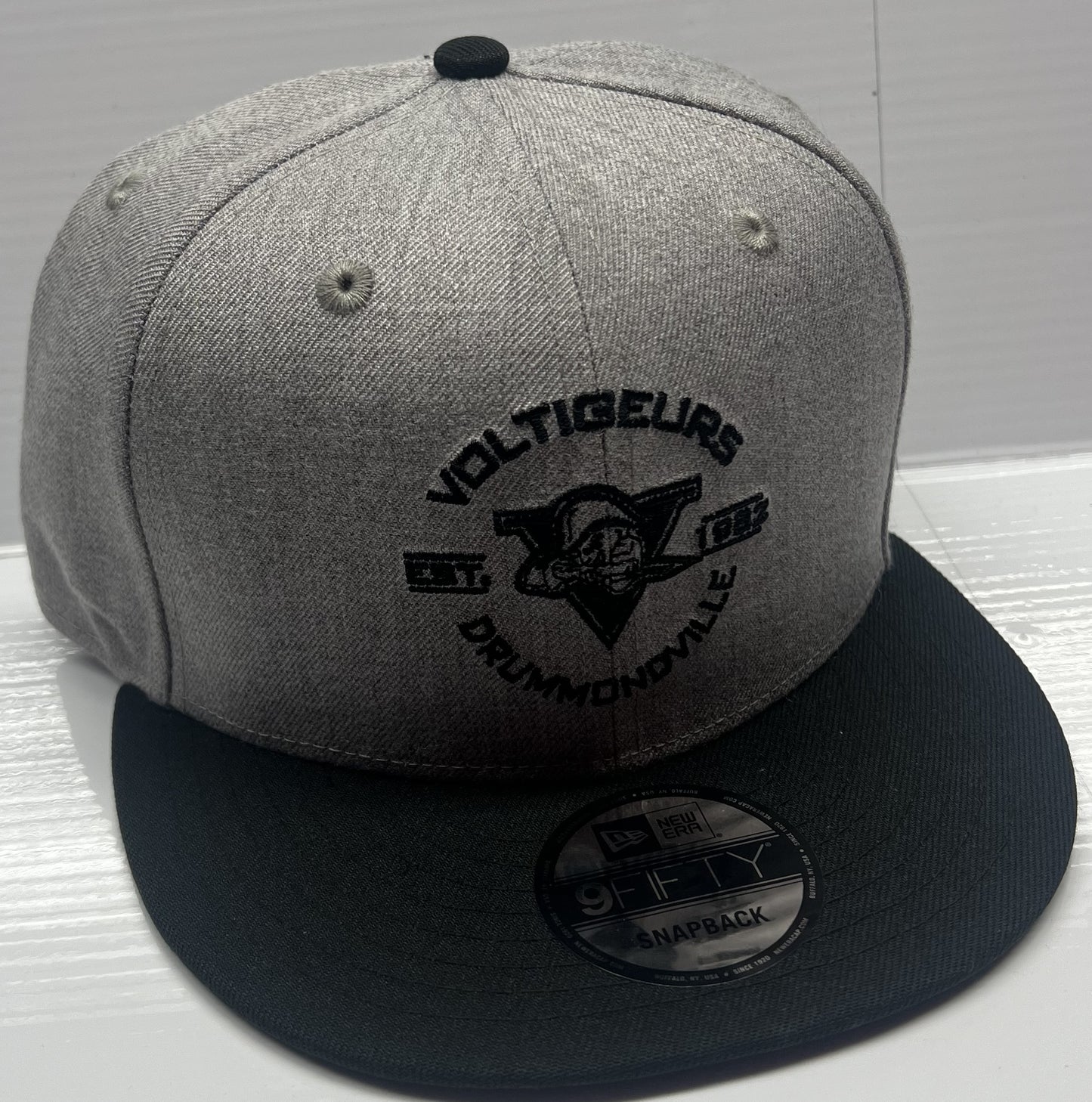CASQUETTE GRISE PALETTE NOIR (SNAP BACK)
